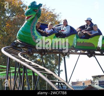 Kinder, die Spaß auf einer Achterbahn auf der Yesterland Farm in Canton Texas haben - November 2023 Stockfoto