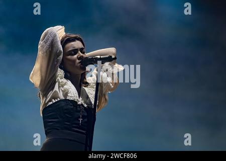 BIRMINGHAM, ENGLAND: The Last Dinner Party tritt auf der Bühne in der Birmingham Resorts World Arena auf. Mit: Abigail Morris Wo: Birmingham, Großbritannien Wann: 13 Dez 2023 Credit: Neil Lupin/WENN Stockfoto