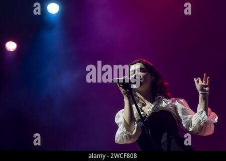 BIRMINGHAM, ENGLAND: The Last Dinner Party tritt auf der Bühne in der Birmingham Resorts World Arena auf. Mit: Abigail Morris Wo: Birmingham, Großbritannien Wann: 13 Dez 2023 Credit: Neil Lupin/WENN Stockfoto