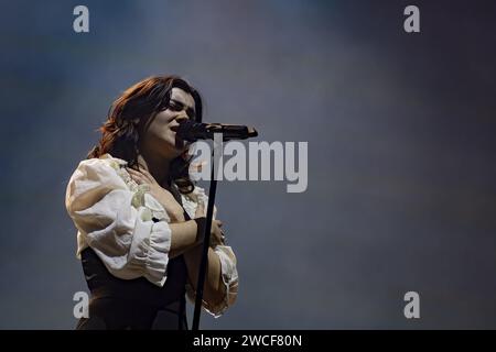 BIRMINGHAM, ENGLAND: The Last Dinner Party tritt auf der Bühne in der Birmingham Resorts World Arena auf. Mit: Abigail Morris Wo: Birmingham, Großbritannien Wann: 13 Dez 2023 Credit: Neil Lupin/WENN Stockfoto