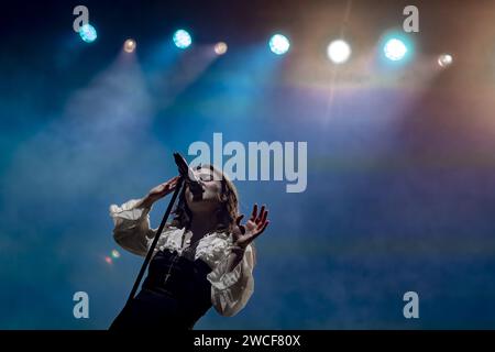 BIRMINGHAM, ENGLAND: The Last Dinner Party tritt auf der Bühne in der Birmingham Resorts World Arena auf. Mit: Abigail Morris Wo: Birmingham, Großbritannien Wann: 13 Dez 2023 Credit: Neil Lupin/WENN Stockfoto