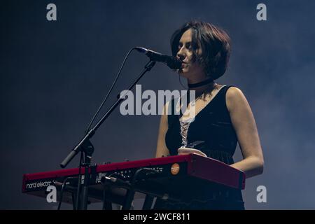 BIRMINGHAM, ENGLAND: The Last Dinner Party tritt auf der Bühne in der Birmingham Resorts World Arena auf. Mit: Aurora Nishevci Wo: Birmingham, Großbritannien Wann: 13 Dez 2023 Credit: Neil Lupin/WENN Stockfoto