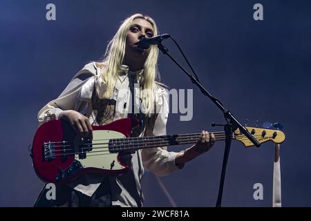 BIRMINGHAM, ENGLAND: The Last Dinner Party tritt auf der Bühne in der Birmingham Resorts World Arena auf. Mit: Georgia Davies Wo: Birmingham, Großbritannien Wann: 13 Dez 2023 Credit: Neil Lupin/WENN Stockfoto