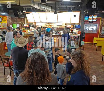 Im Inneren des Dairy Palace in Canton Texas, lange Schlange von Leuten, die darauf warten, einen Hamburger zu bestellen - November 2023 Stockfoto