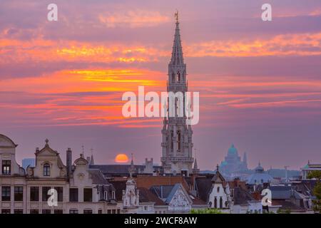 Typisch belgischen Häuser auf dem Mont des Arts Bereich in der Nacht in Brüssel, Belgien Stockfoto