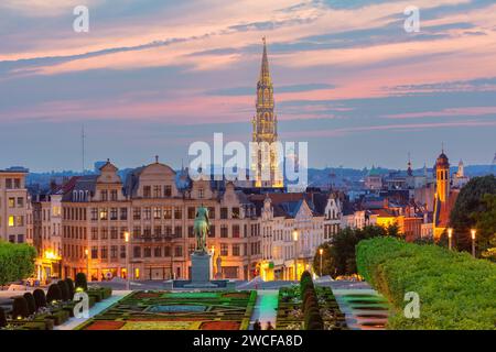 Typisch belgischen Häuser auf dem Mont des Arts Bereich in der Nacht in Brüssel, Belgien Stockfoto