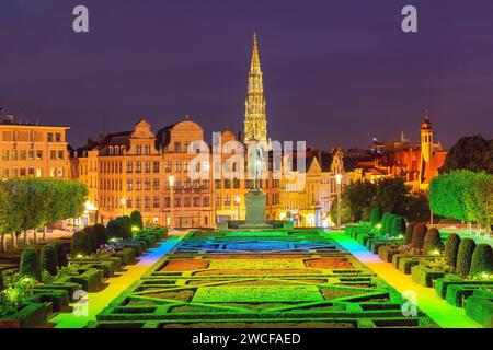 Typisch belgischen Häuser auf dem Mont des Arts Bereich in der Nacht in Brüssel, Belgien Stockfoto