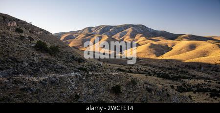 Sonnenlicht bedeckt die sanften Hügel im Guadalupe-Moutains-Nationalpark Stockfoto