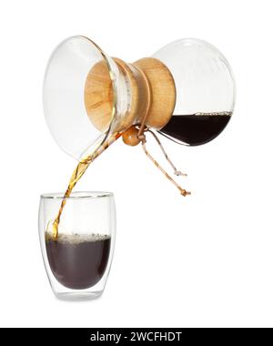 Gießen von Kaffee aus der chemex Kaffeemaschine in Glas isoliert auf weiß Stockfoto