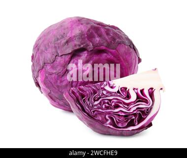 Frischer Rotkohl ganz und geschnitten, mit Wassertropfen isoliert auf weiß Stockfoto