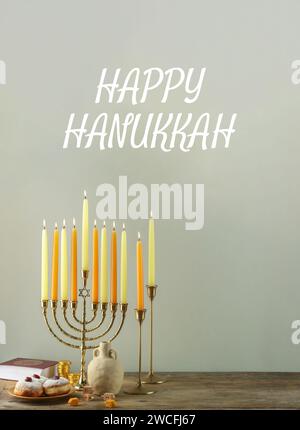 Happy Hanukkah. Menora, Donuts und Dreidels auf Holztisch Stockfoto