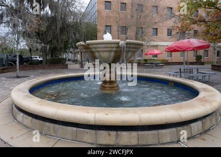 Der Springbrunnen befindet sich gegenüber dem alten Citrus County Courthouse Heritage Museum im historischen Viertel von Inverness Florida Stockfoto