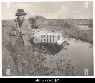 Towing the Reed by Boat, Peter Henry Emerson (zugeschrieben), 1885–1886 Foto Norfolkpublisher: Great Britain Paper. Pappe. Peilpapier Ruderboot, Kanu usw. Erwachsene man Norfolk Broads Stockfoto