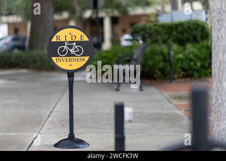 Das Schild „Black and Yellow Sing“ (schwarz und gelb singen) lädt Radfahrer zum Radfahren in der historischen Innenstadt von inverness ein Stockfoto