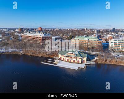 Boston University DeWolfe Boathouse aus der Vogelperspektive auf dem Charles River im Winter am 619 Memorial Drive in Cambridge, Massachusetts, MA, USA. Stockfoto