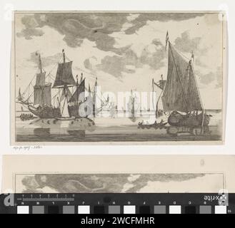 Segelschiffe und Slops auf ruhigem Meer, anonym, 1600 - 1700 drucken links ein Kriegsschiff mit einem kleinen Segelschiff und einer Schaluppe. Auf der rechten Seite ein Segelschiff und eine Schaluppe. Niederlande Papierätzung / Gravur Segelschiff, Segelboot Stockfoto