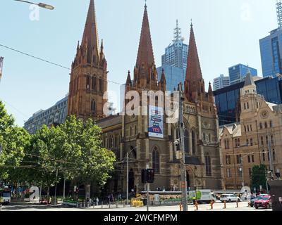 Blick auf die St. Paul's Cathedral an der geschäftigen Ecke der Flinders Street und Swanston Street in Melbourne, Victoria, Australien Stockfoto