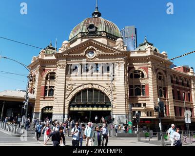 Vorderansicht der Flinders Street Station an der geschäftigen Ecke der Flinders Street und Swanston Street in Melbourne, Victoria, Australien. Stockfoto