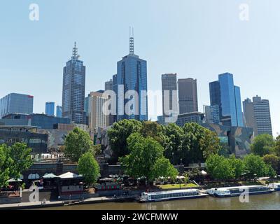 Blick auf Türme und Geschäftsgebäude am Yarra River im zentralen Geschäftsviertel von Melbourne, Victoria, Australien. Stockfoto