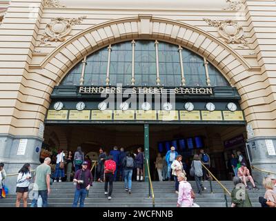 Nahaufnahme der Passagiere, die den Haupteingang zur Flinders Street Station in Melbourne, Victoria, Australien, betreten und verlassen. Stockfoto