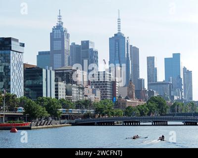 Blick auf Türme und Geschäftsgebäude am Yarra River im zentralen Geschäftsviertel von Melbourne, Victoria, Australien. Stockfoto