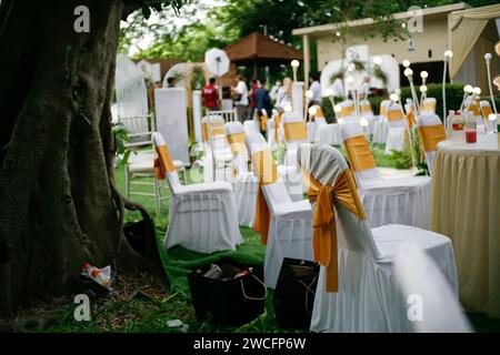 Leerer Stuhl auf Hochzeitsfeier im Garten Stockfoto