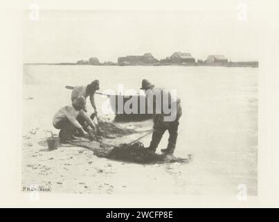 Smelting on the River Blythe in Suffolk, Peter Henry Emerson, 1883–1888 Fotomechanical print Suffolkpublisher: Great Britain Paper. Suchpapierfischer Suffolk. Blyth Stockfoto