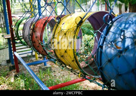 Bunte Fässer im Spielfeld Stockfoto