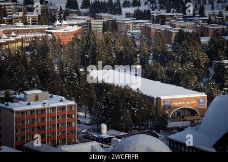 Davos, Schweiz. Januar 2024. Sicherheitsdurchsetzung rund um das 54. Weltwirtschaftsforum. Die Bundesversammlung hat außerdem die Entsendung von bis zu 5000 bewaffneten Mitarbeitern während der einwöchigen WEF-Veranstaltung genehmigt, bei der führende Politiker und Industrien weltweit zusammenkommen, um die Zukunft der Welt zu gestalten. Quelle: SOPA Images Limited/Alamy Live News Stockfoto