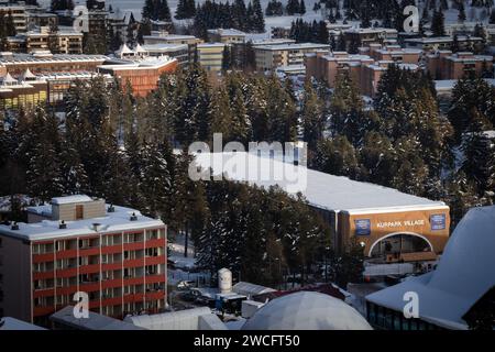 Davos, Schweiz. Januar 2024. Sicherheitsdurchsetzung rund um das 54. Weltwirtschaftsforum. Die Bundesversammlung hat außerdem die Entsendung von bis zu 5000 bewaffneten Mitarbeitern während der einwöchigen WEF-Veranstaltung genehmigt, bei der führende Politiker und Industrien weltweit zusammenkommen, um die Zukunft der Welt zu gestalten. (Foto: Andy Barton/SOPA Images/SIPA USA) Credit: SIPA USA/Alamy Live News Stockfoto