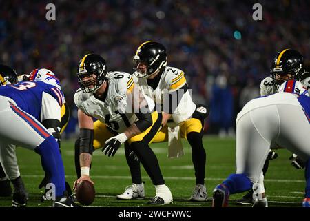 Orchard Park, New York, USA. Januar 2024. 15. Januar 2024 Pittsburgh Steelers Center Mason Cole (61) und Pittsburgh Steelers Quarterback Mason Rudolph (2) während der Pittsburgh Steelers vs. Buffalo Bills in Orchard Park, NY. Jake Mysliwczyk/AMG Media (Kreditbild: © Jake Mysliwczyk/BMR via ZUMA Press Wire) NUR ZUR REDAKTIONELLEN VERWENDUNG! Nicht für kommerzielle ZWECKE! Stockfoto