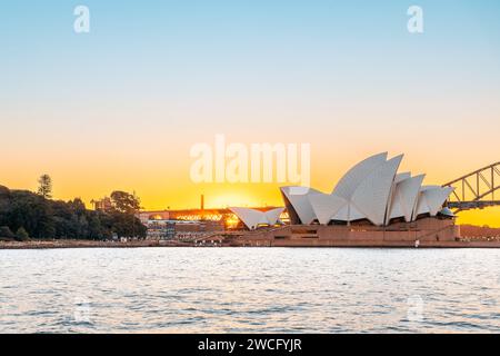 Sydney, Australien - 20. April 2022: Sydney Opera House von Royal Botanic Gardens bei Sonnenuntergang Stockfoto