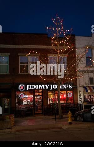 Lawrence, Kansas. Jimmy John ist eine amerikanische Sandwichkette, die für die Feiertage im Zentrum von Lawrence dekoriert ist. Stockfoto