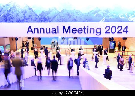 Davos, Schweiz. Januar 2024. Die Teilnehmer nehmen am Jahrestreffen 2024 des World Economic Forum (WEF) am 15. Januar 2024 in Davos, Schweiz, Teil. Die WEF-Jahrestagung 2024 wurde hier am Montag eröffnet. Angesichts der zunehmenden globalen Spaltung und Unsicherheit hat die 54. Jahrestagung des WEF führende Vertreter aus aller Welt zu einer Woche lang zusammengebracht, um die Zusammenarbeit zu verbessern und Partnerschaften zu pflegen. Quelle: Lian Yi/Xinhua/Alamy Live News Stockfoto