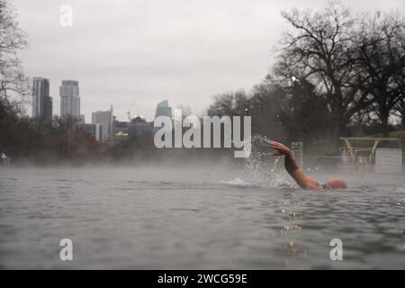 Austin, Texas, USA. Januar 2024. ORY Barak absolviert am Montag, den 15. Januar 2024 während der Abendstunden eine halbe Meile Schwimmen und eine Außentemperatur von 24 Grad im Barton Springs Municipal Pool in Austin, Texas. Austin steht bis Dienstag unter einer Unwetter- und Frostwarnung. (Kreditbild: © Dustin Safranek/ZUMA Press Wire) NUR REDAKTIONELLE VERWENDUNG! Nicht für kommerzielle ZWECKE! Stockfoto