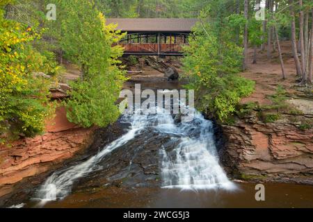 Lower Falls mit Horton Covered Bridge, Amnicon Falls State Park, Wisconsin Stockfoto