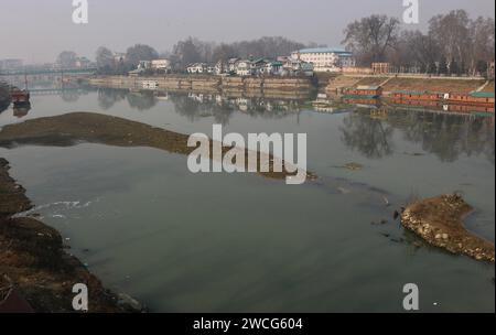 Srinagar, Indien. Januar 2024. 15. Januar 2024, Srinagar Kashmir, Indien : Blick auf einen getrockneten Teil des Jhelum-Flusses in Srinagar. Der lange trockene Winter verlässt den Jhelum River am Historic Low und gefährdet Hausboote und enttäuschende Skifahrer in Gulmarg. Am 15. Januar 2024 In Srinagar Kaschmir, Indien. (Foto von Firdous Nazir/Eyepix Group) Credit: SIPA USA/Alamy Live News Stockfoto