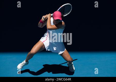 Melbourne, Australien. Januar 2024. 1. Seed IGA SWIATEK aus Polen in Aktion gegen SOFIA KENIN aus den USA in der Rod Laver Arena in einem Spiel der 2. Runde der Women's Singles am 3. Tag der Australian Open 2024 in Melbourne, Australien. Sydney Low/Cal Sport Media/Alamy Live News Stockfoto