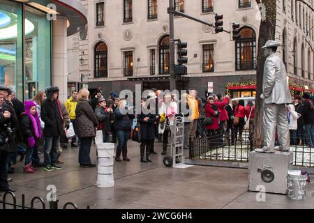 Straßenkünstler und Publikum auf der Michigan Avenue in Chicago, Illinois. Stockfoto