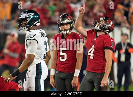 Tampa, Usa. Januar 2024. Tampa Bay Buccaneers' Jake Camarda (5) sieht aus, als der Tampa Bay Place Kicker Chase McLaughlin (4) am Montag, den 15. Januar 2024, im Raymond James Stadium in Tampa, Florida ein Feldtor gegen die Philadelphia Eagles feiert. Foto: Steve Nesius/UPI. Quelle: UPI/Alamy Live News Stockfoto