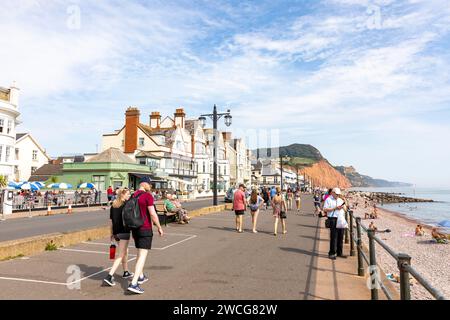 Sidmouth Devon, Urlauber auf der Esplanade an einem sehr heißen Septembertag, England, Großbritannien, 2023, Blick auf die jurastadt Stockfoto