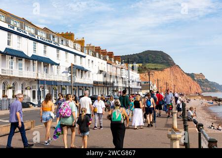 Sidmouth Devon, Urlauber auf der Esplanade an einem sehr heißen Septembertag, England, Großbritannien, 2023, roter Sandstein an der juraküste Stockfoto