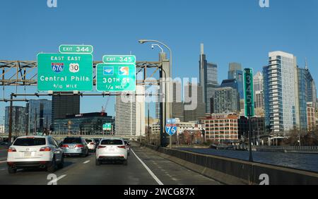 Philadelphia, Pennsylvania, USA - 15. Januar 2024 - der Blick auf den Verkehr auf dem Schuylkill Expressway in die Stadt während des Tages Stockfoto