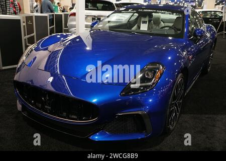 Philadelphia, Pennsylvania, USA - 14. Januar 2024 - Ein glänzend dunkelblauer Sportwagen Maserati GranTurismo Trofeo aus dem Jahr 2024 Stockfoto