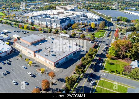 Mehrere Autos parken auf einem großen Parkplatz in der Nähe des Einkaufszentrums in New Jersey, USA. Stockfoto