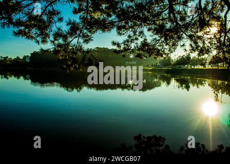 Dalat, Vietnam - 19. Oktober 2019 - Herbstsonne am Nachmittag auf dem Xuan Huong Lake da Lat mit einer friedlichen, poetischen Stockfoto