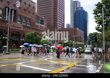 Regen für die Käufer an der Orchard Road Stockfoto