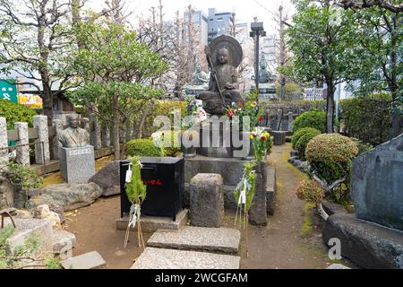 Tokio, Japan. Januar 2024. Heiwa Jizoson Ort der Anbetung am buddhistischen Sensō-JI Tempel im Stadtzentrum Stockfoto