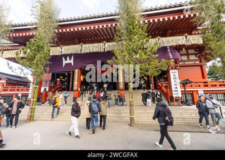 Tokio, Japan. Januar 2024. Die Gläubigen in der Haupthalle des buddhistischen Sensō-JI-Tempels im Stadtzentrum Stockfoto