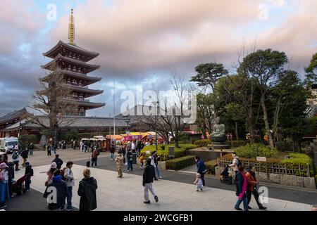 Tokio, Japan. Januar 2024. Panoramablick auf den fünfstöckigen buddhistischen Tempel der Pagode im Stadtzentrum Stockfoto